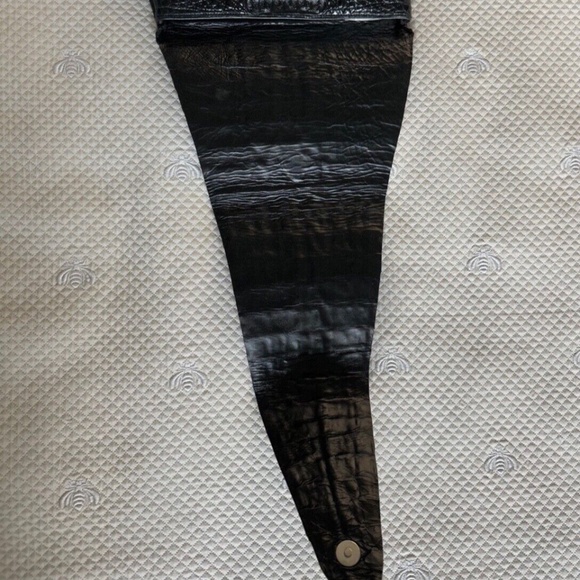 Juliette Jake Women's Crocodile Leather Magnet Closure Clutch Bag in Black - Picture 3 of 5